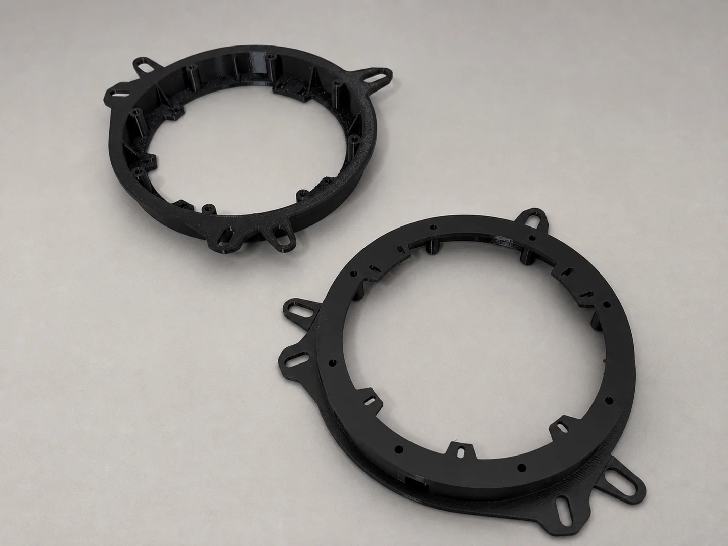 Pagal techninius matmenis sumodeliuotos ir 3D spausdintos montavimo detalės